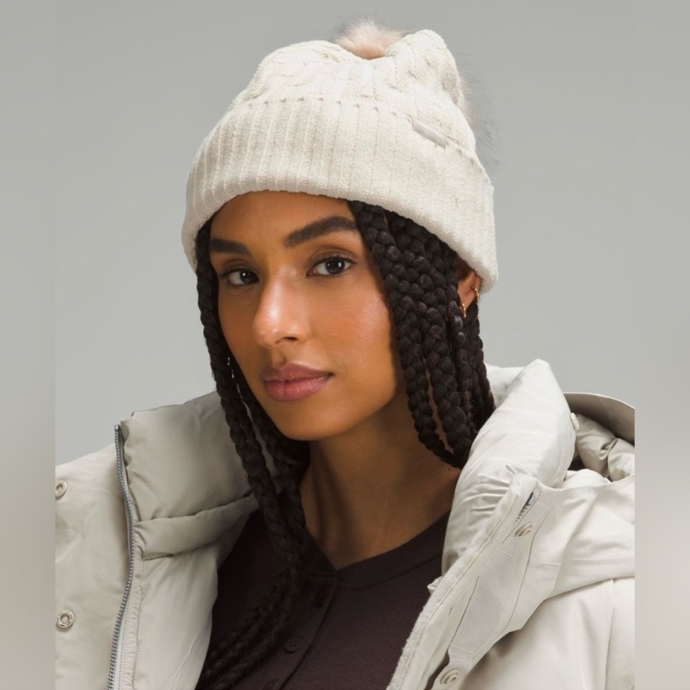 NWT Women's Cable Knit Pom Beanie / NATI